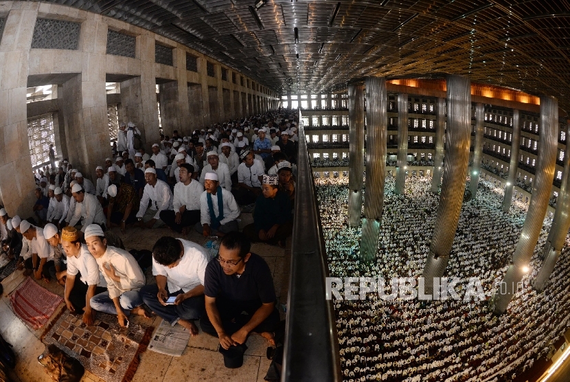  Umat Islam mendengarkan khotbah sebelum melaksanakan shalat Jumat berjamaah di Masjid Istiqlal, Jakarta. (Ilustrasi)