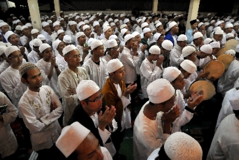 Umat Islam menghadiri perayaan haul salah satu ulama di Jakarta.