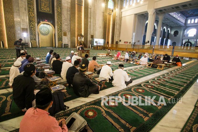 Umat Islam mengikuti pengajian di Masjid Al-Akbar Surabaya, Jawa Timur, Senin (4/4/2022). Selama bulan Ramadhan 1443 Hijriah, Masjid Al-Akbar menggelar pengajian untuk mengisi waktu jelang berbuka puasa. 