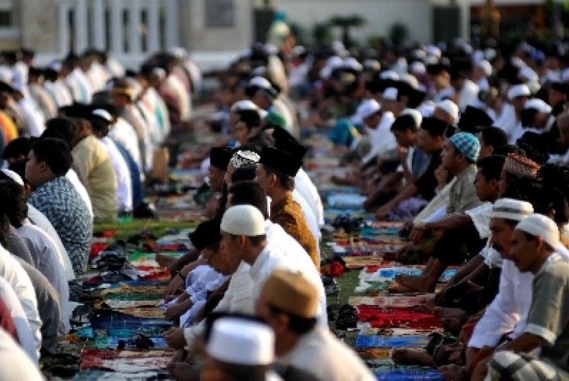 Umat Islam mengikuti shalat ied di alun-alun Kabupaten Indramayu, Jawa Barat.