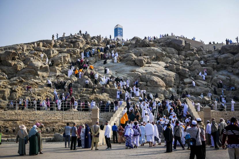 Umat Islam mengunjungi Jabal Rahmah, Makkah, Arab Saudi, Rabu (26/10/2022). Jabal Rahmah adalah bukit yang mempertemukan Adam dan Hawa di Arafah yang letaknya dekat dengan Masjid Namirah yaitu berada di antara Mekkah dan Thaif, Arab Saudi. 