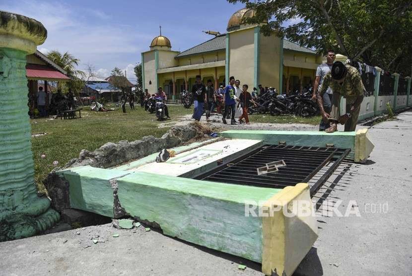 Umat islam meninggalkan Masjid An-Nur seusai melaksanakan Shalat Jumat di Biromaru, Sigi, Sulawesi Tengah, Jumat (5/10).