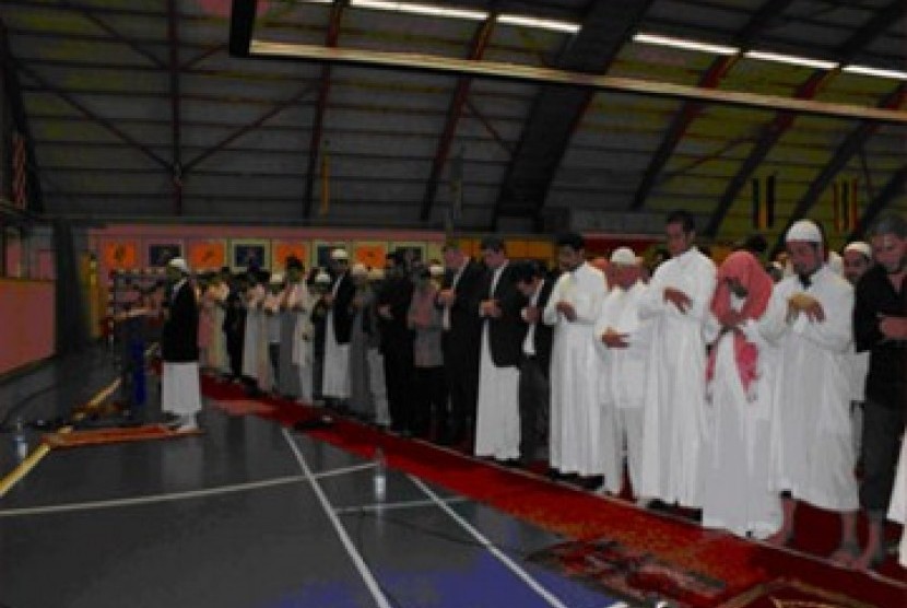 Umat Islam menjalankan shalat Id di Sporthall Zuid,  Amsterdam