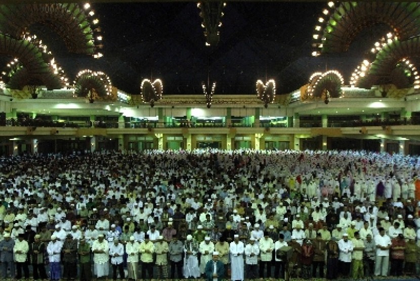 Umat Islam menjalankan shalat tarawih pertama Ramadhan 1435 Hijariah di Masjid Jakarta Islamic Center, Jakarta.