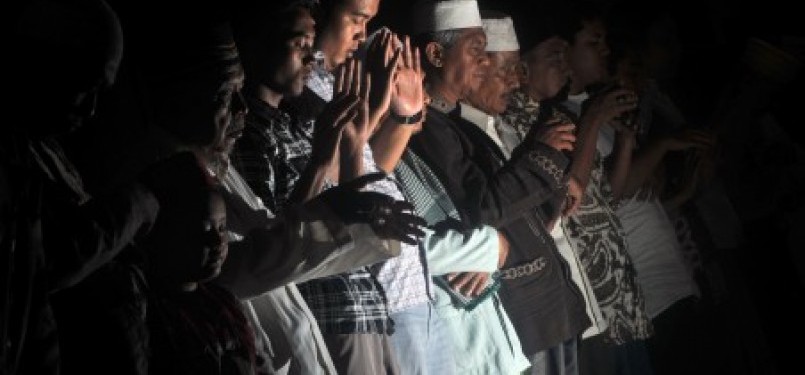 Umat Islam menjalankan sholat gerhana bulan di Masjid Al Akbar Surabaya, Jatim, Sabtu (10/12). 