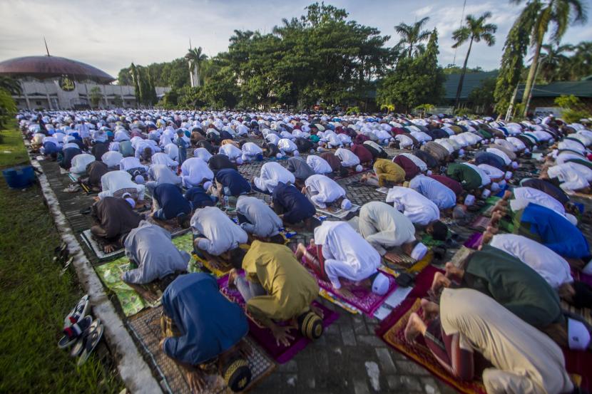 Umat islam menunaikan ibadah Shalat Idul Fitri. Ilustrasi