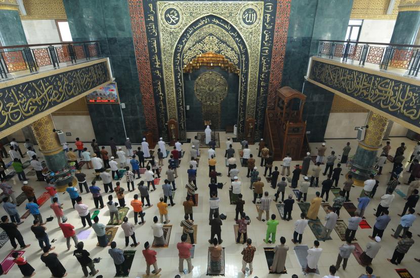 Umat Islam menunaikan Shalat Jumat berjamaah dengan menggunakan masker dan menjaga jarak. ilustrasi