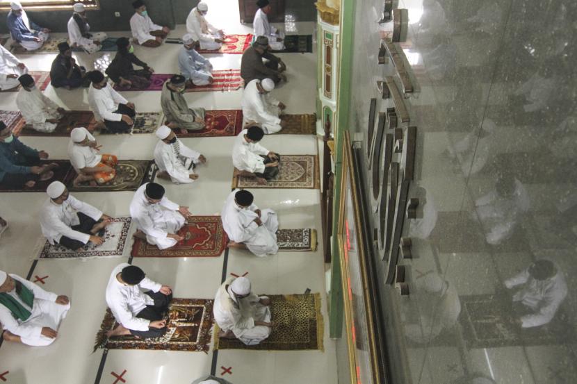 Umat Islam menunaikan shalat jumat berjamaah dengan menjaga jaga jarak fisik di Masjid Jami Assalam, Depok, Jawa Barat