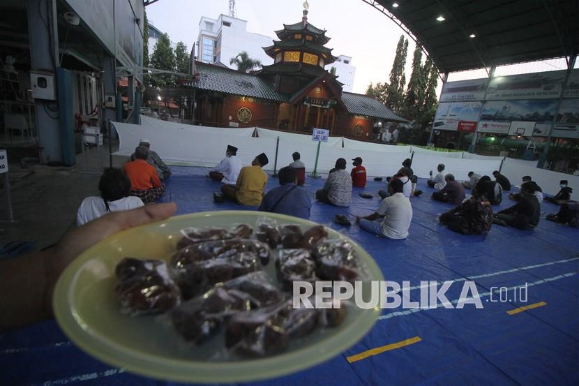 Umat Islam menunggu waktu berbuka puasa di Masjid Muhammad Cheng Ho, Kota Surabaya, Jawa Timur, Selasa (13/4/2021). 