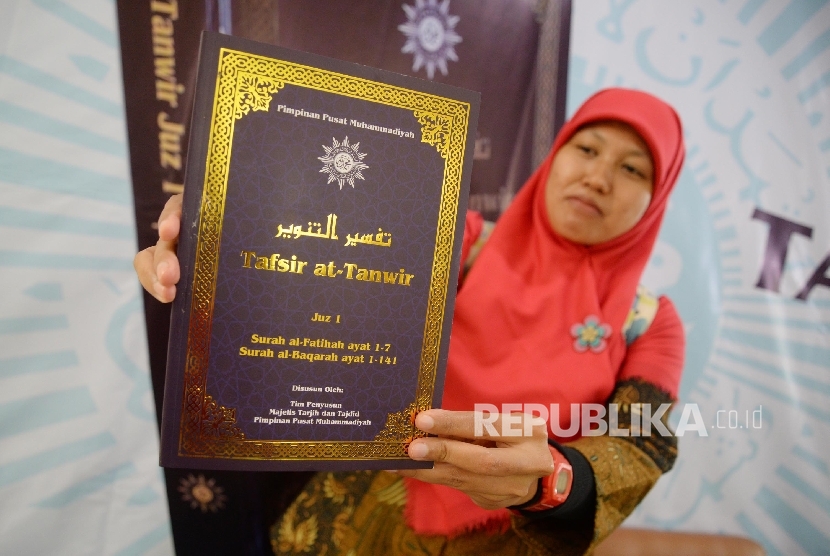 Umat islam menunjukkan tafsir Alquran at-Tanwir saat peluncuran tafsir Alquran at-Tanwir di Kantor Muhammadiyah, Jakarta, Selasa (13/12).