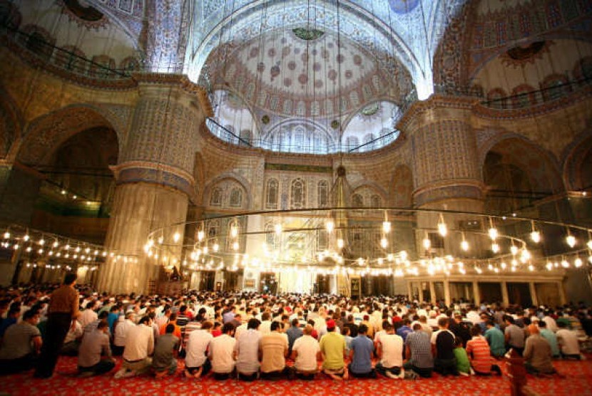 Umat Islam menyambut Ramadhan dengan shalat berjamaah di Masjid. Masyarakat Dunia Islam saat ini dituntut menguasai Bahasa Inggris bila ingin mempromosikan dan memperkaya dunia dengan nilai-nilai Islami.