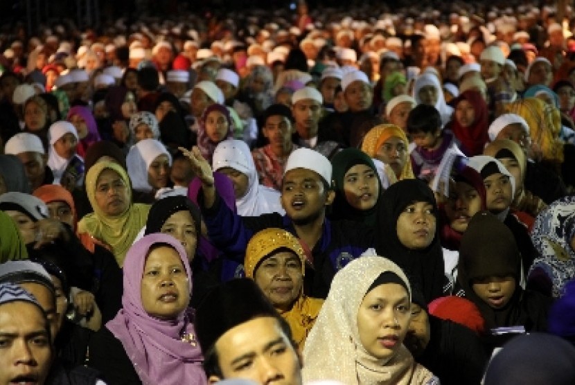 Umat Islam merayakan Isra Miraj yang digelar Majelis Dzikir Nurussalam di Lapangan Monas, Sabtu (25/5) malam. 