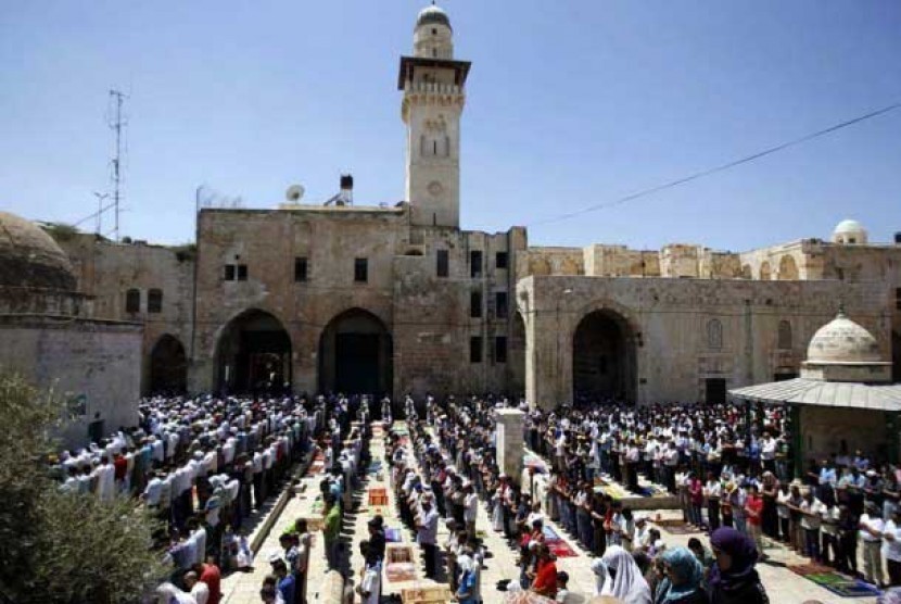 Umat Islam Palestina menunaikan Shalat Jumat berjamaah di Komplek Masjid AL Aqsa,Yerusalem, Jumat (10/8). (Ammar Awad/Reuters)