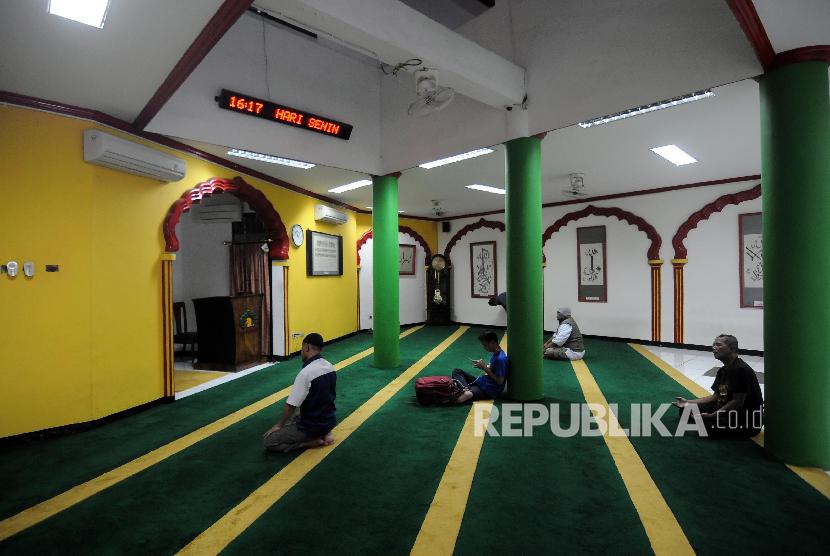Umat Islam saat beribadah di Masjid Lautze, Sawah Besar, Jakarta (ilustrasi)
