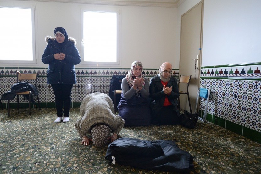 Umat Islam sedang beribadah di sebuah masjid di Bordeaux, Prancis.