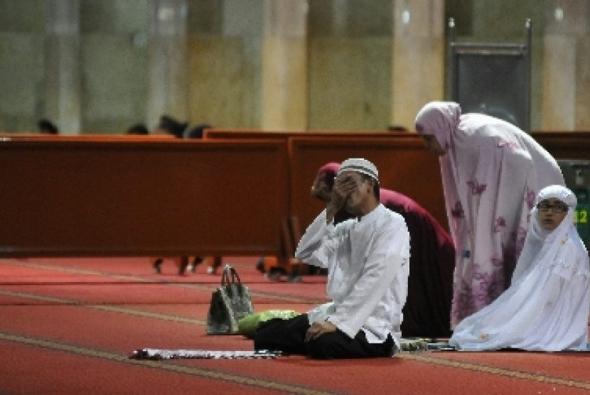 Umat Islam tengah beribadah di Masjid Istiqlal.