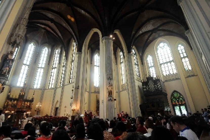 Umat Kristiani melaksanakan ibadah misa Natal di Gereja Katedral, Jakarta Pusat, Kamis (25/12).