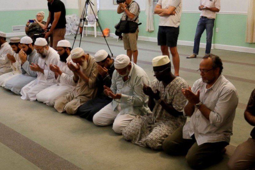 Umat Muslim berdoa bagi korban penembakan kelab gay di Orlando dengan dipimpin Imam Syed Shafeeq Rahman dari Islamic Center of Fort Pierce di Fort Pierce, Florida, Ahad, 12 Juni 2016.