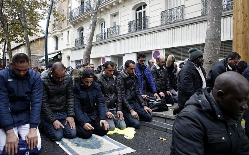 Umat Muslim berdoa di jalan untuk sholat Jumat di pinggiran Paris Clichy la Garenne, Jumat, 10 November 2017.