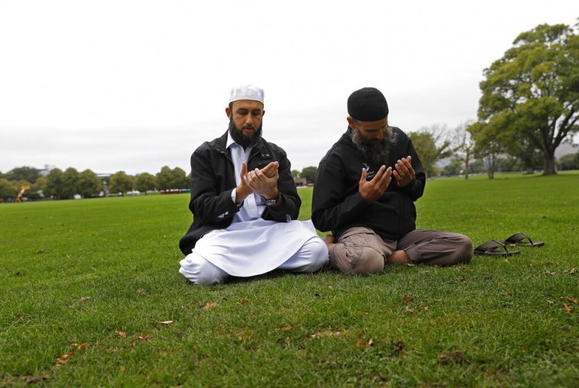 Umat Muslim berdoa di taman di luar Masjid Al Noor di Christchurch, Selandia Baru, Senin (18/3).