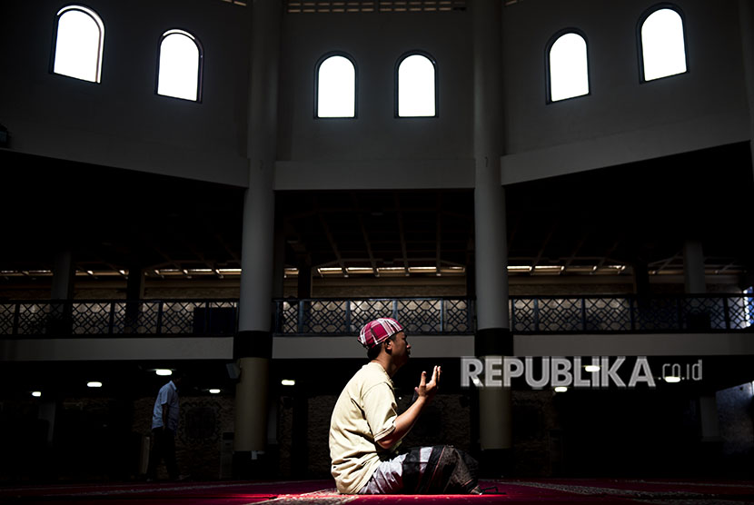 Doa Agar Ilmu yang Didapat tak Cepat Lupa. Foto ilustrasi umat Muslim berdoa.