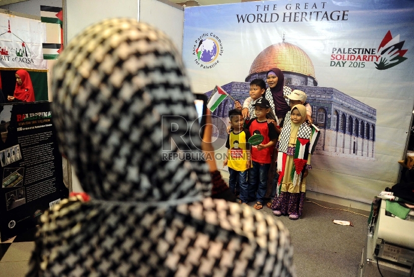Umat muslim berfoto berlatar masjid Al Aqsa saat mengikuti hari perayaan Palestine Solidarity Day (PSD) di Istora Senayan, Jakarta, Ahad (29/11). PSD merupakan peringatan sekaligus penolakan masyarakat atas tragedi pembagian Palestina berdasarkan PBB no 18