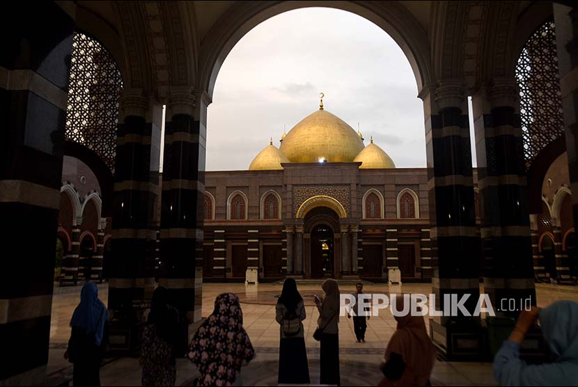 Umat muslim berkunjung ke Masjid Dian Al Mahri atau yang dikenal dengan Masjid Kubah Emas di Jalan Meruyung, Limo, Depok, Jawa Barat.