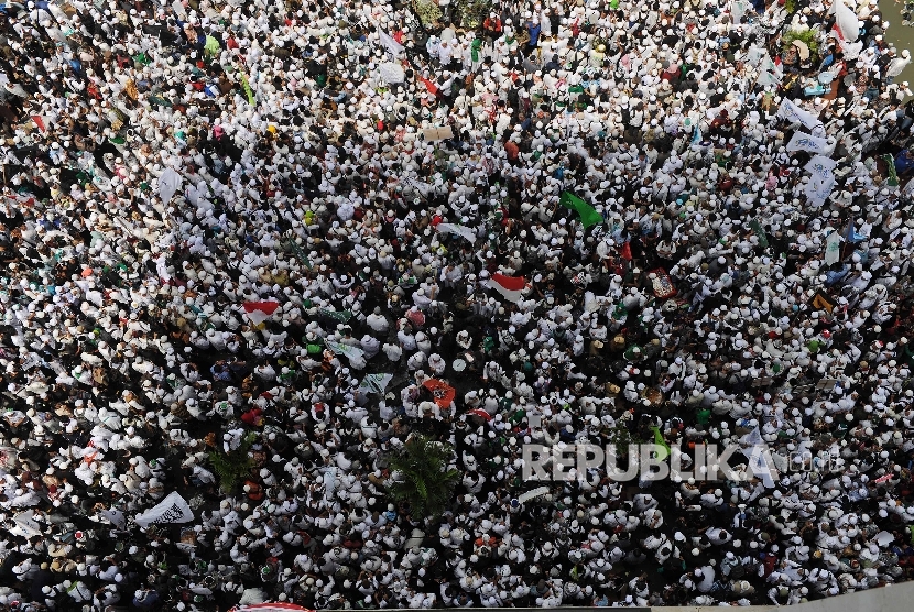  Umat muslim bersiap melakukan aksi demonstrasi didepan masjid istiqlal, Jakarta, Jumat (4/11).