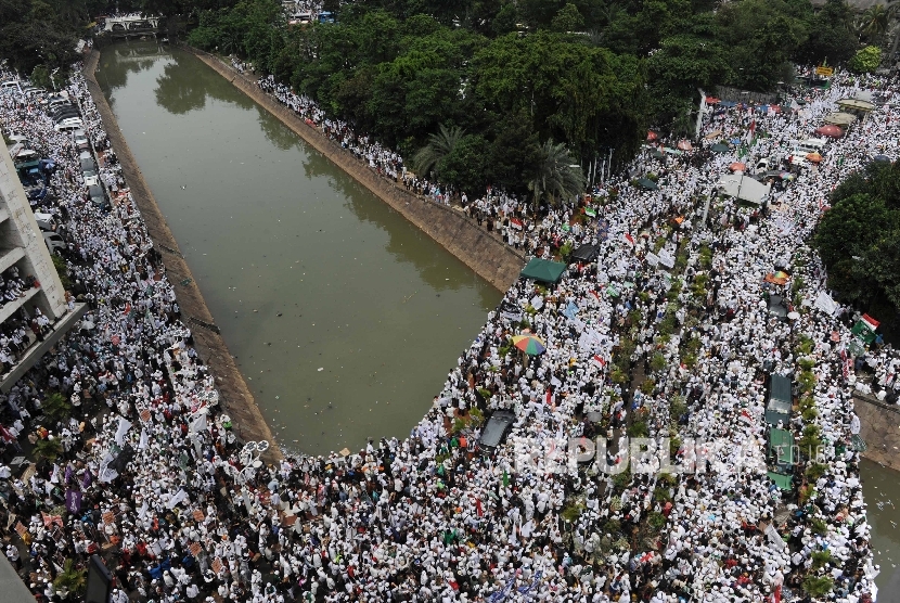 Umat muslim bersiap melakukan aksi demonstrasi didepan masjid istiqlal, Jakarta, Jumat (4/11).