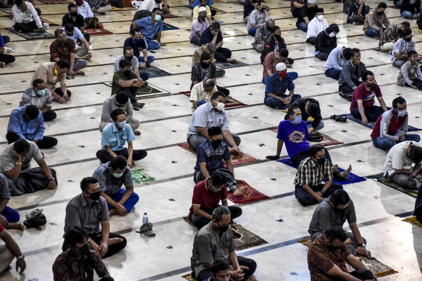 Menteri Malaysia Tanggapi Aturan Jaga Jarak Sholat Berjamaah. Foto: Umat Muslim bersiap melakukan sholat berjamaah dengan menerapkan protokol kesehatan. Ilustrasi
