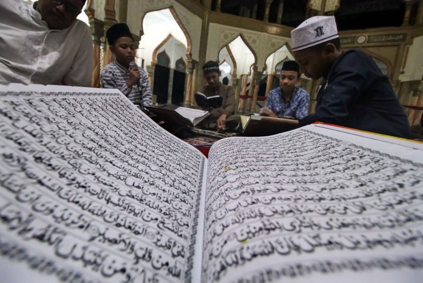 Puasa dan Alquran Menjadi Syafaat Bagi yang Mengamalkan. Foto: Umat muslim bertadarus membaca Alquran pada malam pertama bulan suci Ramadhan 1440 Hijriah di Masjid Syuhada Lhokseumawe, Aceh, Minggu (5/5/2019) malam. (Antara/Rahmad)
