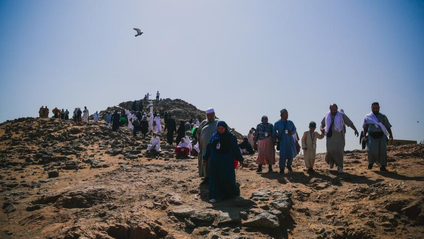 Umat muslim berziarah di bukit Ar Ruhmah sekitar Jabal Uhud, Madinah, Arab Saudi, Ahad (23/10/2022). Konsul Haji dan Amphuri Bantah Ziarah Jamaah Umroh Ditutup