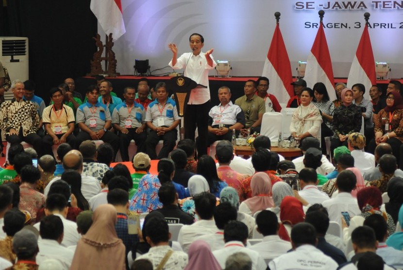 Presiden Joko Widodo (tengah) memberikan sambutan saat menghadiri silaturahmi dengan Gabungan Kelompok Tani (Gapoktan) dan Perkumpulan Penggilingan Padi dan Pengusaha Beras Indonesia (Perpadi) se Jawa Tengah di Sragen, Jawa Tengah, Rabu (3/4/2019).