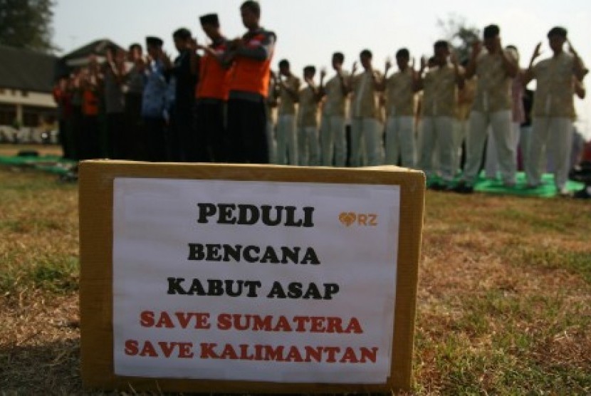 Umat muslim dari sejumlah instansi dan pelajar melakukan salat Istisqa (salat minta hujan) di Kota Kediri, Jawa Timur, Rabu (28/10).