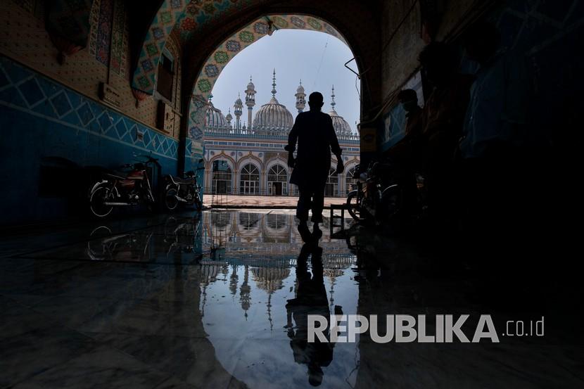 Umat Muslim datang untuk menghadiri shalat subuh di sebuah masjid, Rawalpindi, Pakistan, Selasa (21/4). Ramadhan dimulai akhir pekan ini, Muslim Muslim di seluruh dunia berusaha mencari cara bagaimana mempertahankan ritual paling dihargai di bulan yang paling suci.