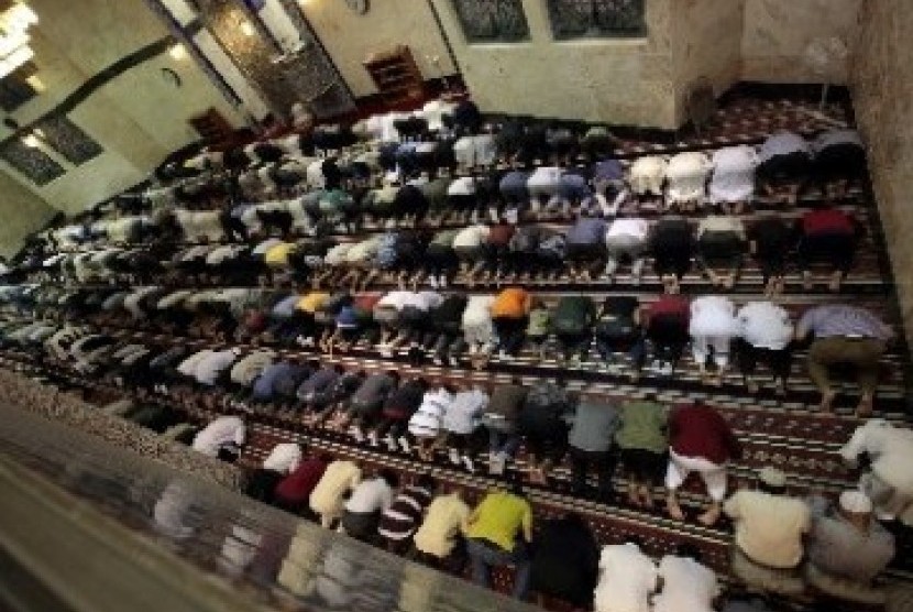 Umat Muslim di Amerika melaksanakan shalat Tarawih di Masjid King Fahd di Culver City, Los Angeles.