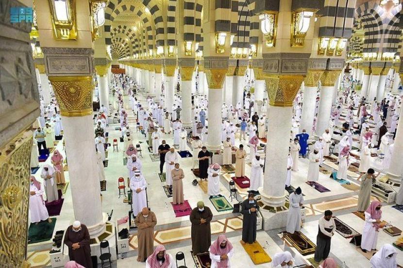 Umat Muslim di Arab Saudi melakukan sholat tarawih pertama di Masjid Nabawi, Madinah, Arab Saudi, Senin (12/4).