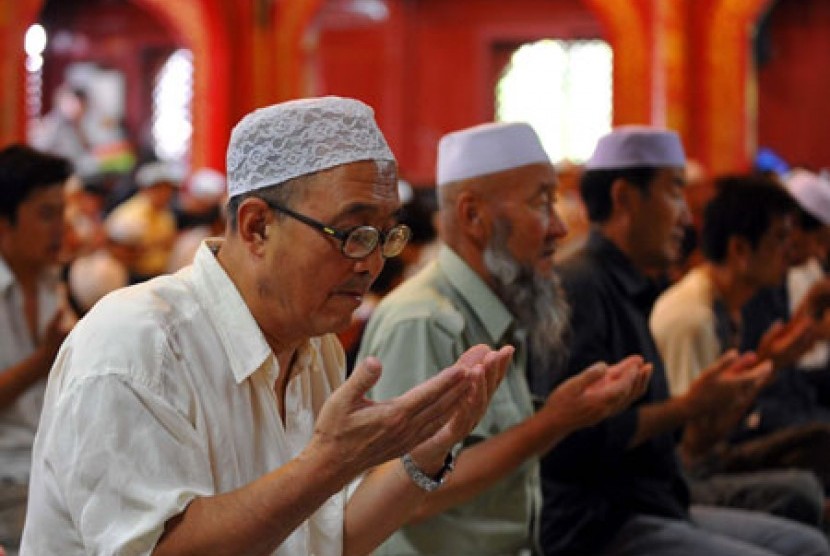 Umat Muslim di Cina saat berdoa bersama usai shalat berjamaah.