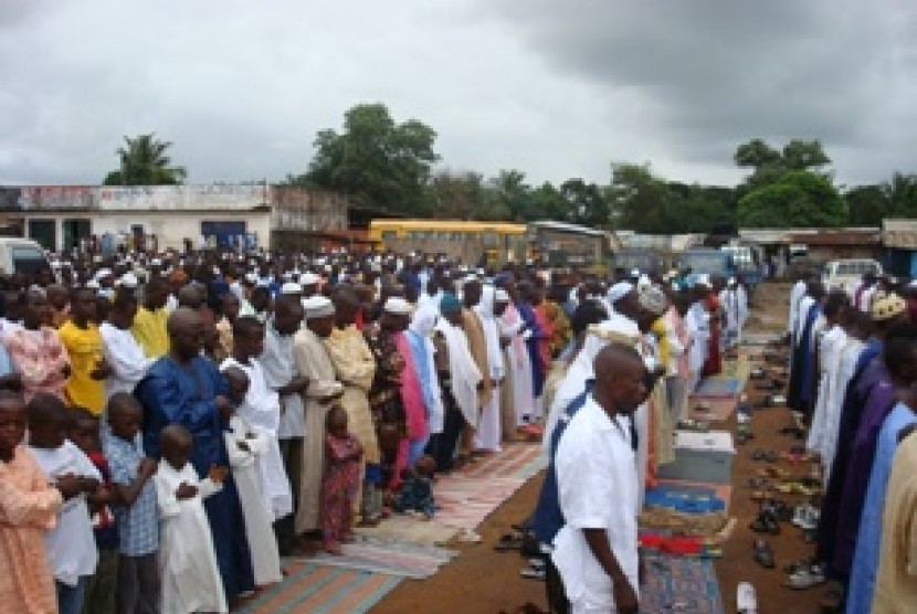 Sejumlah raja di Liberia memeluk Islam berkat pengembara Muslim abad ke-10 Umat Muslim di Liberia sedang sembahyang berjamaah di lapangan