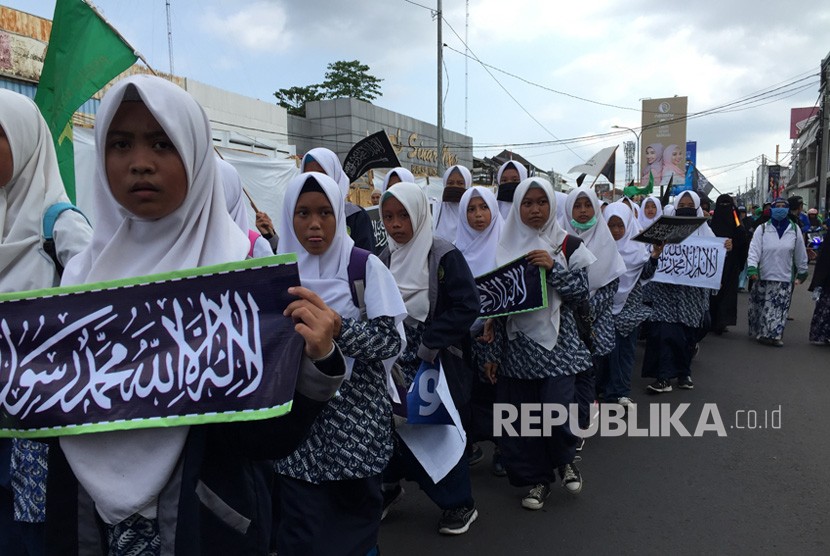 Umat muslim di Tasikmalaya menggelar aksi bertema Dakwah Kalimat Tauhid on the Sreet di depan Masjid Agung Kota Tasikmalaya, Jawa Barat, Rabu (24/10). Aksi ini sebagai bentuk protes atas insiden pembakaran bendera tauhid di Garut.