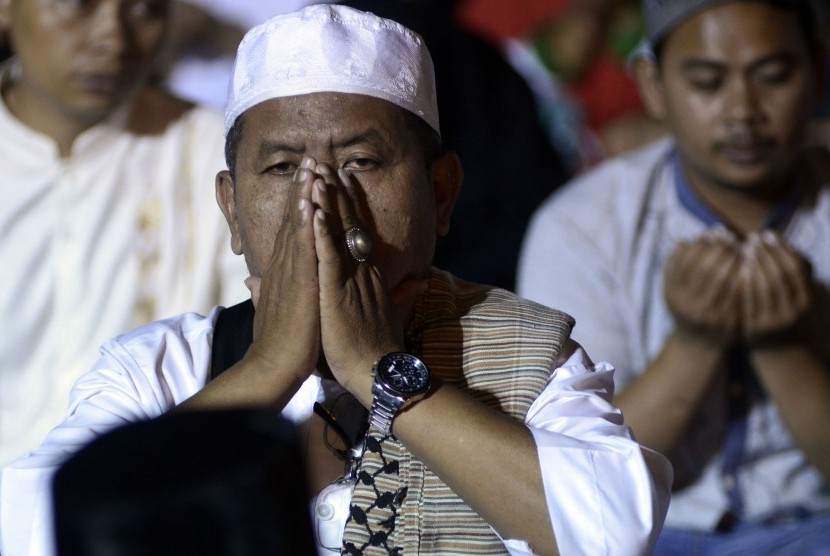 Umat muslim Kota Bandar Lampung berzikir dan berdoa bersama di Tugu Adipura Bandar Lampung, Lampung , Senin (31/12/2018).