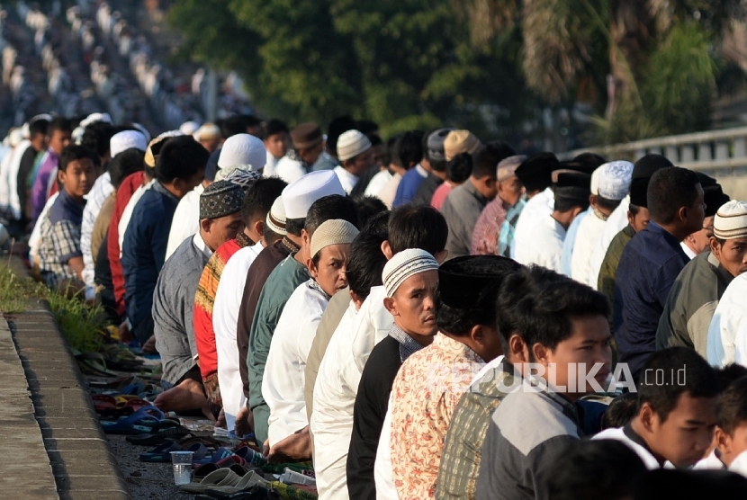 Umat muslim melaksanakan ibadah salat Idul Adha 