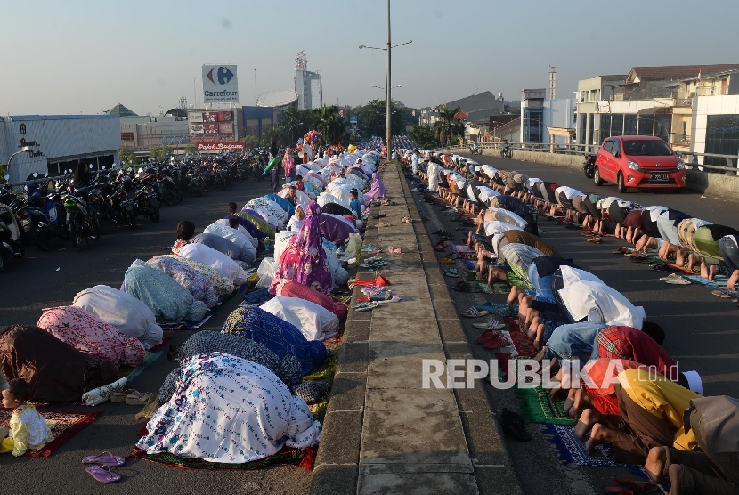 Umat muslim melaksanakan ibadah salat Idul Adha di Jalan Layang Klender, Jakarta Timur, Senin (12/9)