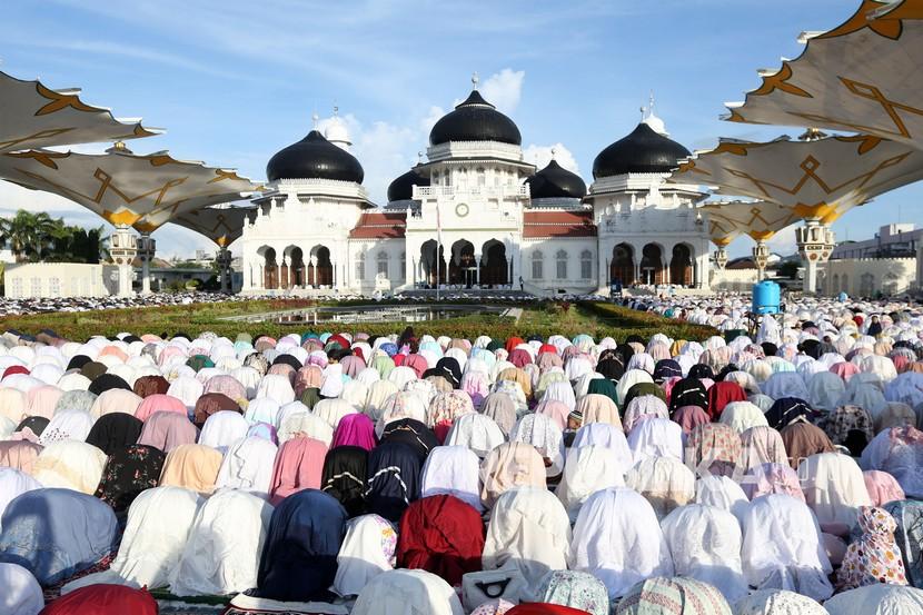 Ilustrasi sholat di Masjid Baiturrahman Aceh. MPU Aceh menilai kondisi masih memungkinkan sholat tanpa berjarak 