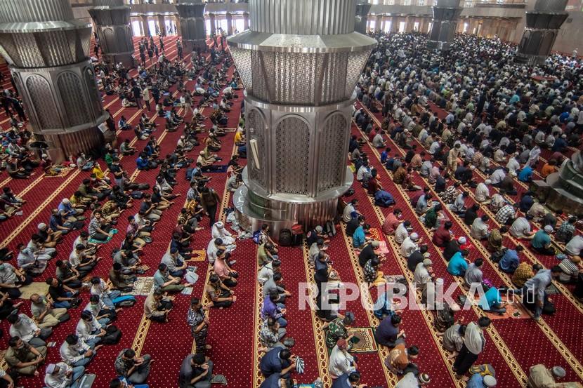 Umat muslim melaksanakan ibadah shalat jumat di Masjid Istiqlal, Jakarta. Gubernur DKI Jakarta Anies Baswedan mengizinkan pelaksanaan ibadah ramadhan dilakukan di masjid dengan menaati protokol kesehatan. 