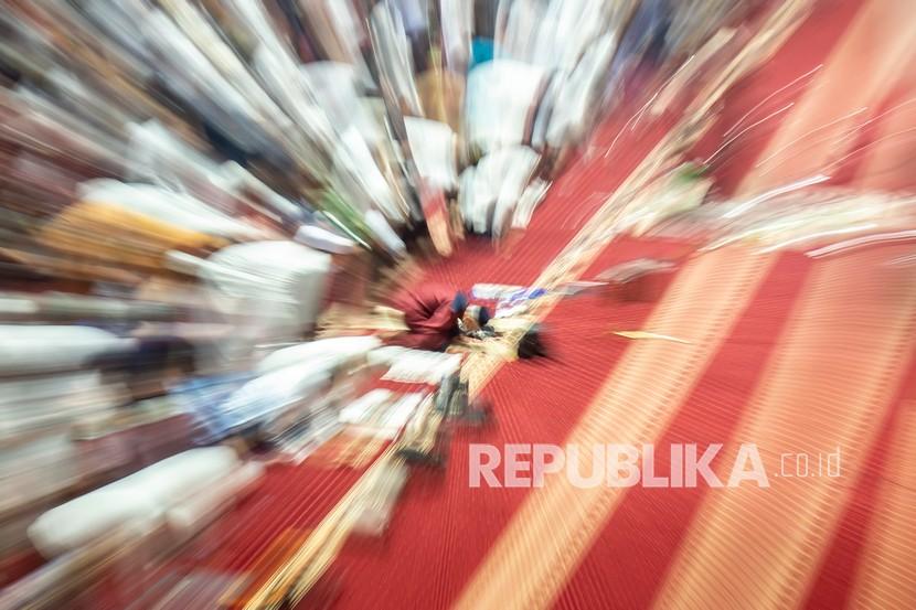 Umat muslim melaksanakan ibadah shalat jumat di Masjid Istiqlal, Jakarta, Jumat (1/4/2022). Gubernur DKI Jakarta Anies Baswedan mengizinkan pelaksanaan ibadah ramadhan dilakukan di masjid dengan menaati protokol kesehatan. 