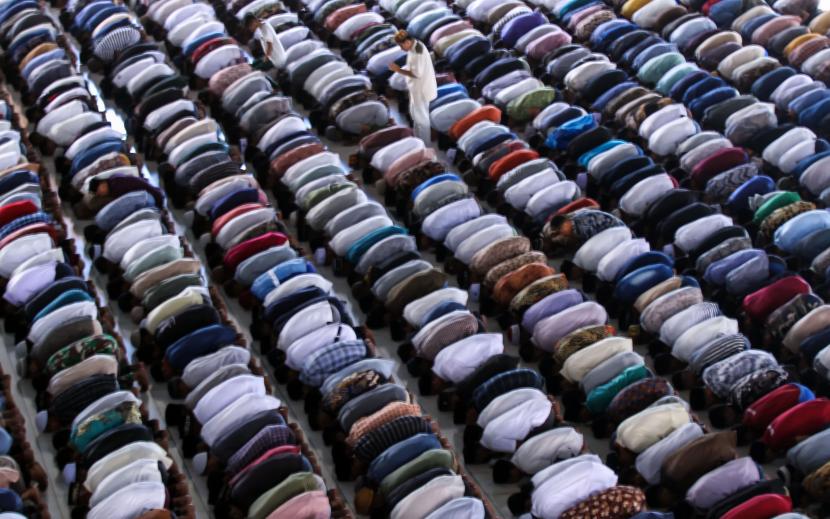 Umat muslim melaksanakan ibadah shalat Jumat pertama bulan Ramadhan 1443 H di Masjid Agung Islamic Centre Lhokseumawe, Aceh, Jumat (8/4/2022). 