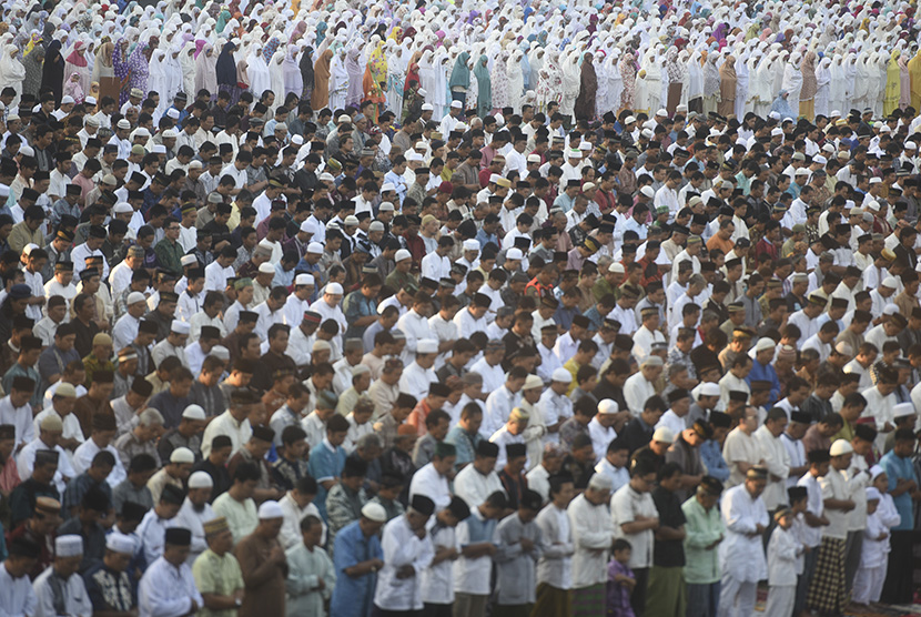 Muslim melaksanakan shalat Idul Adha.