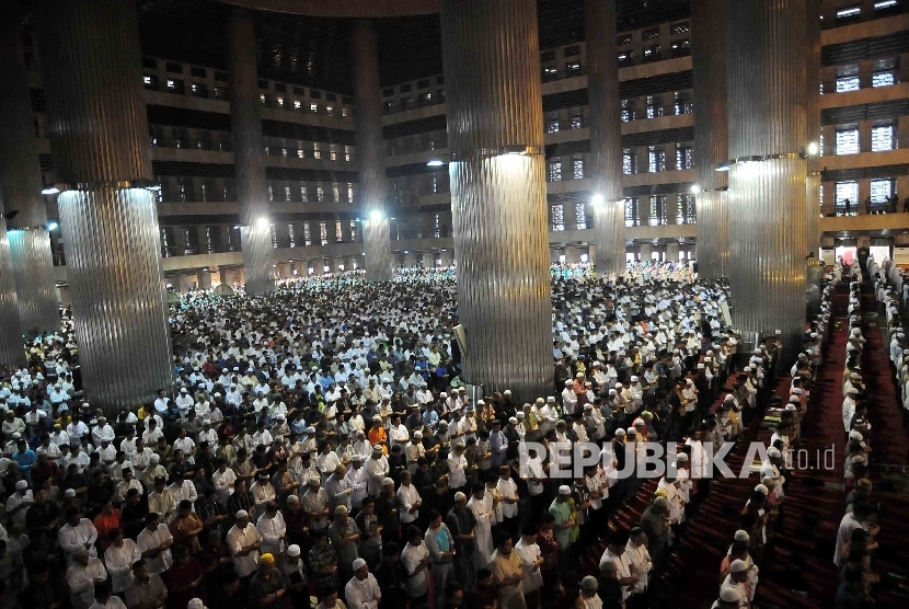 Umat Muslim melaksanakan Shalat Gerhana di Masjid Istiqlal Jakarta, Rabu (9/3).