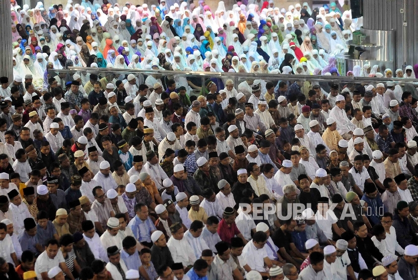 Umat Muslim melaksanakan Shalat Gerhana di Masjid Istiqlal Jakarta, Rabu (9/3). (Republika/Agung Supriyanto)